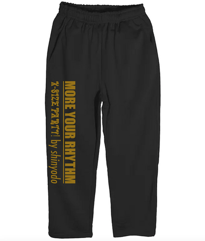 ストレートパンツ　サイドロゴ入り（ゴールド）