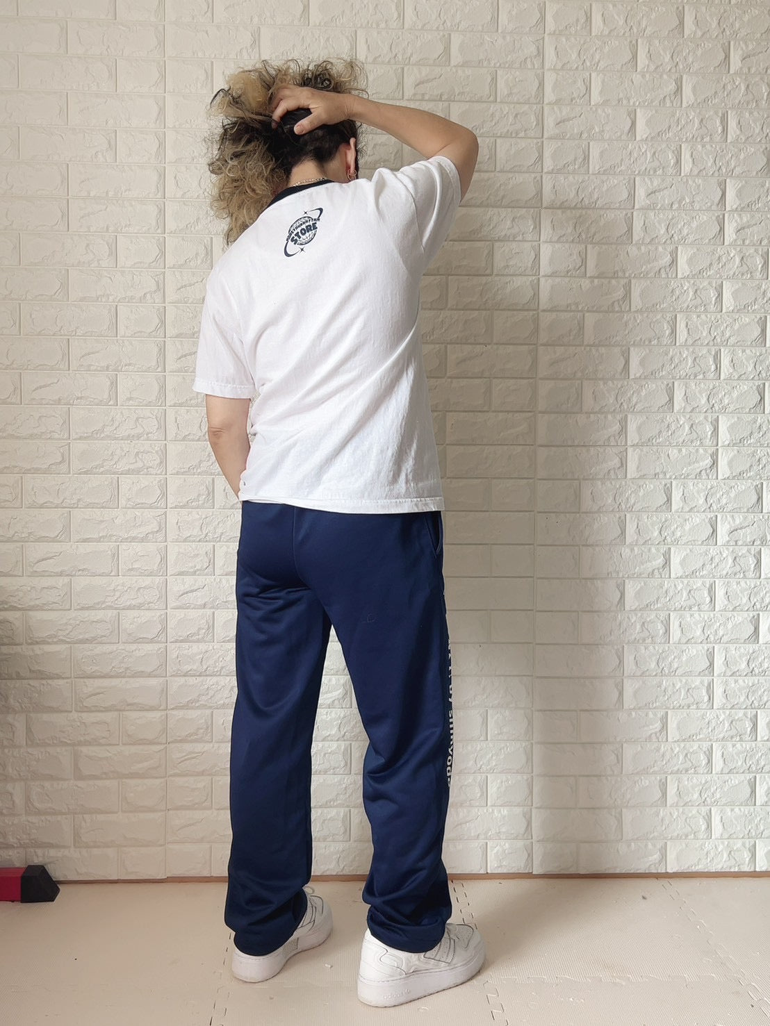 ストレートパンツ　サイドロゴ入り（ネイビー）