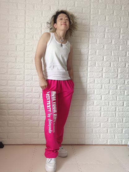 ストレートパンツ サイドロゴ入り（ピンク）