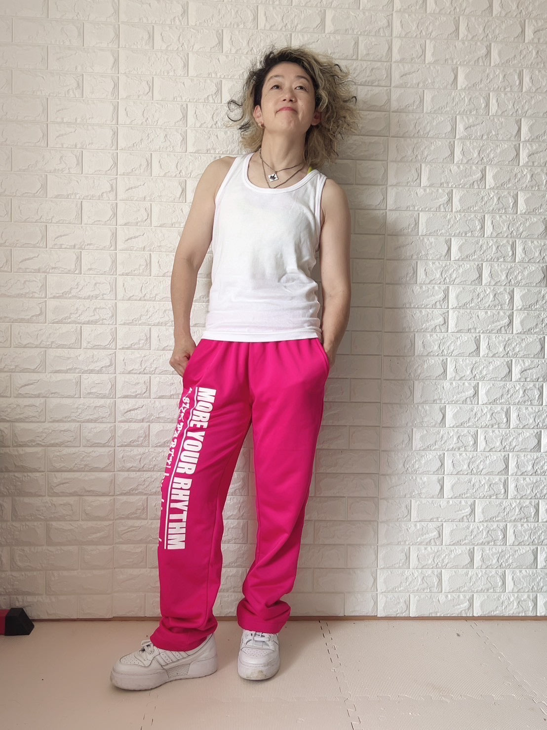 ストレートパンツ サイドロゴ入り（ピンク）