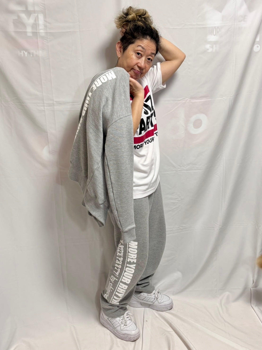 レギュラーウェイトスウェットパンツ　サイドロゴ（グレー×ホワイト）