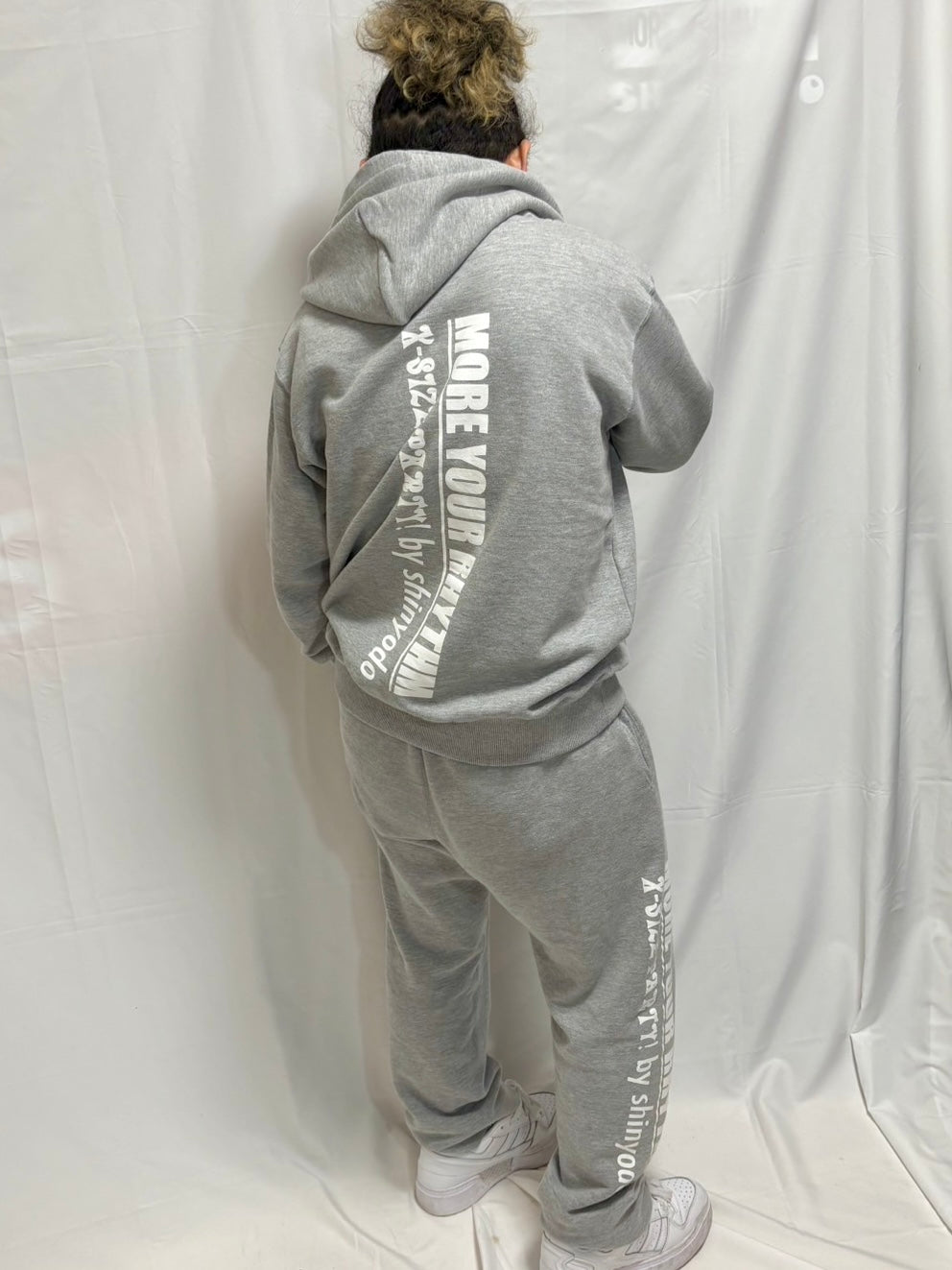 レギュラーウェイトスウェットパンツ　サイドロゴ（グレー×ホワイト）