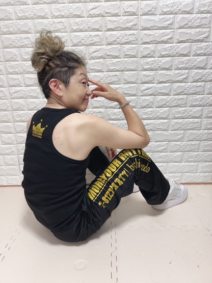 ストレートパンツ　サイドロゴ入り（ゴールド）