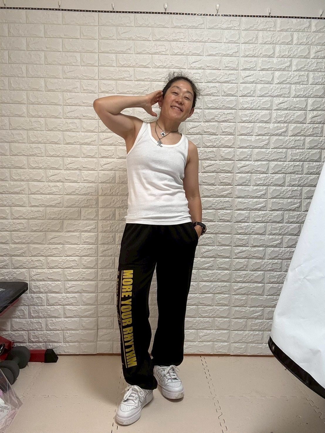 ストレートパンツ　サイドロゴ入り（ゴールド）