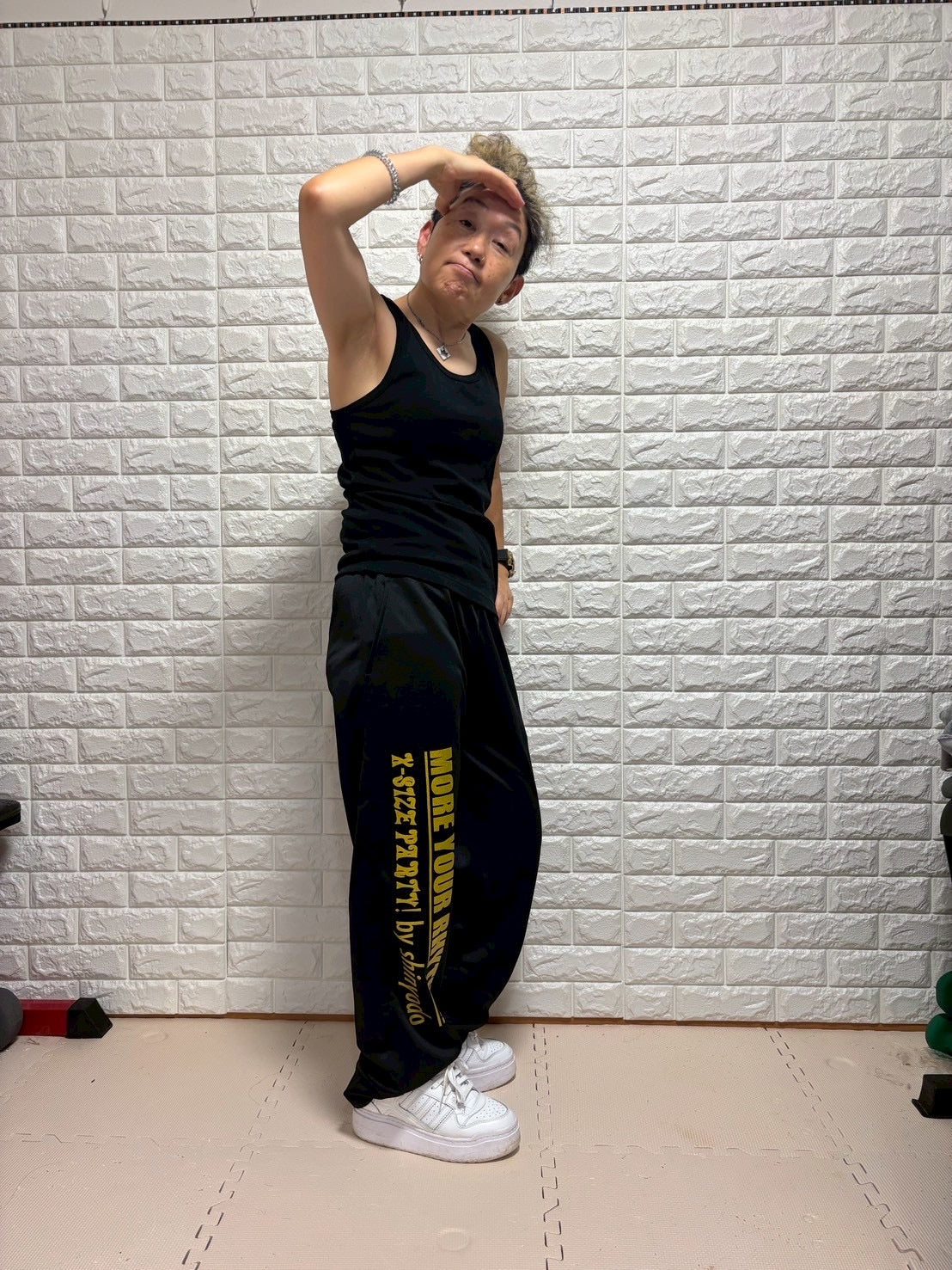 ストレートパンツ　サイドロゴ入り（ゴールド）