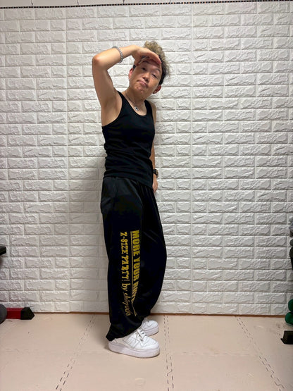 ストレートパンツ　サイドロゴ入り（ゴールド）