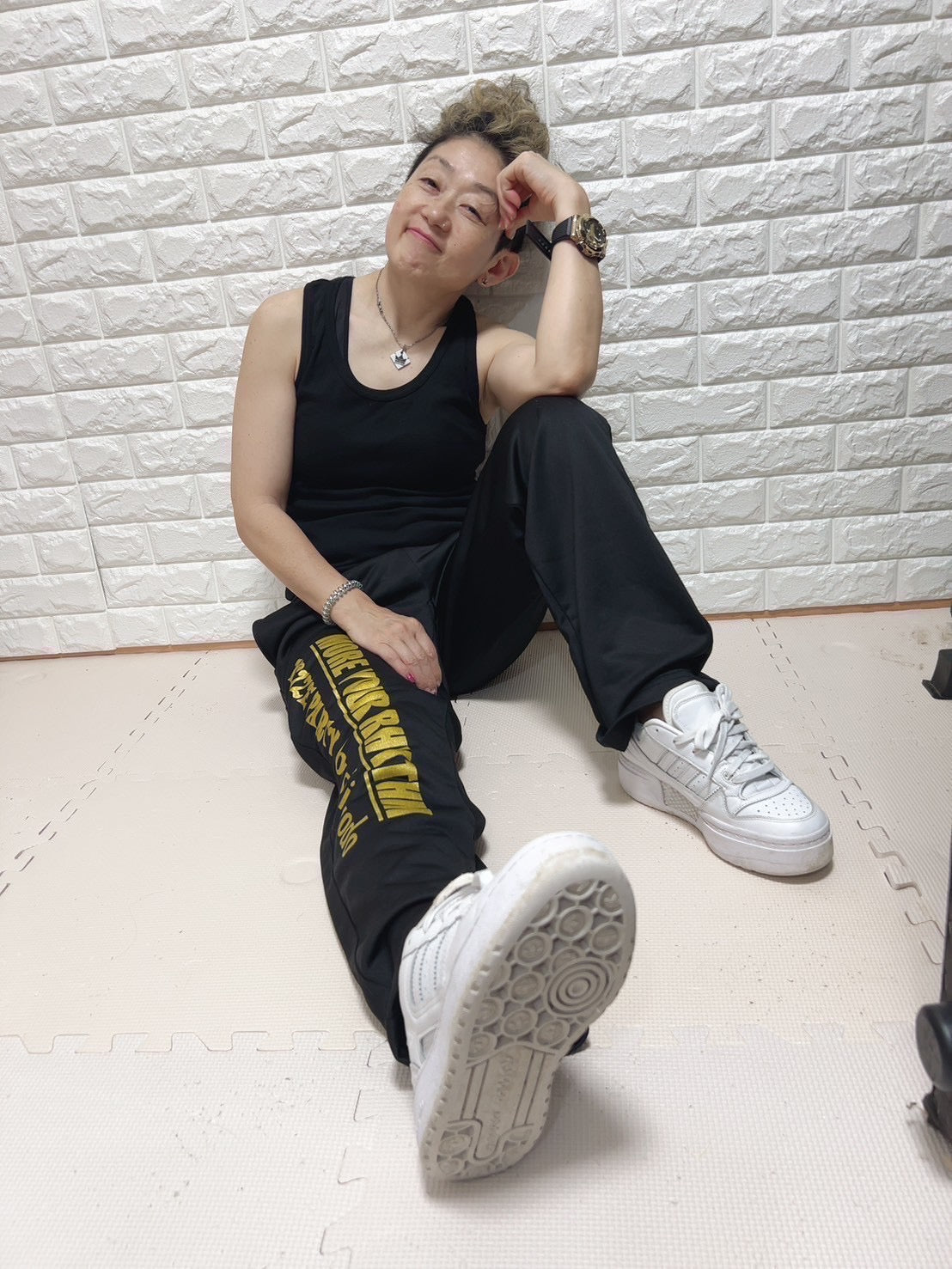 ストレートパンツ　サイドロゴ入り（ゴールド）