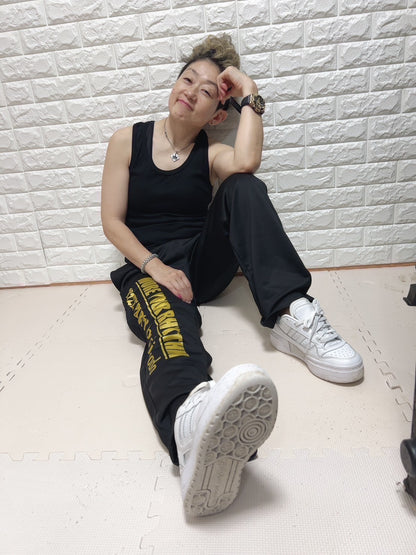 ストレートパンツ　サイドロゴ入り（ゴールド）